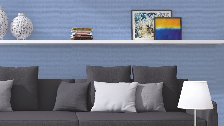 ATLANTIS Design Prägevlies, Sofa vor blauer Wand